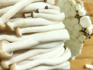 5、芦笋炒肉片,切去根部