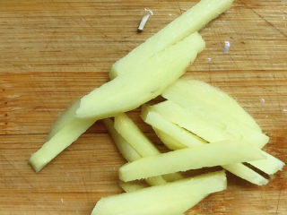 7、芦笋炒肉片,生姜切成丝