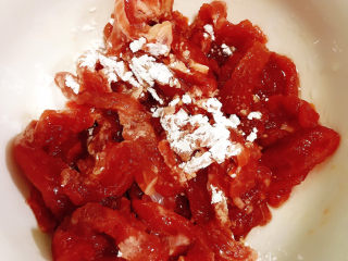 8、芦笋炒肉片,牛肉切丝，放入淀粉、5ml生抽、黄酒、10ml花生油