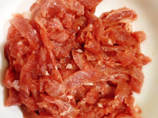9、芦笋炒肉片,拌匀腌制入味