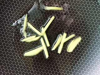 12、芦笋炒肉片,放姜丝爆香