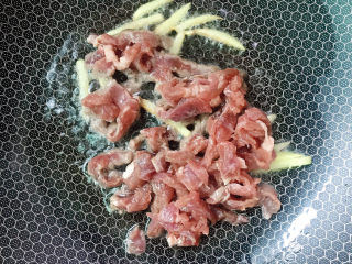13、芦笋炒肉片,放入牛肉