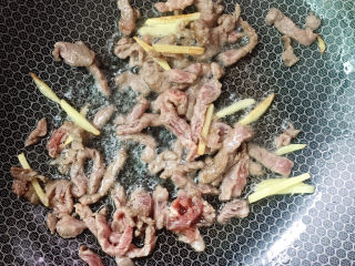 14、芦笋炒肉片,翻炒至7成熟