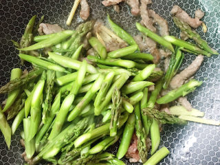 15、芦笋炒肉片,倒入芦笋