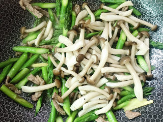 17、芦笋炒肉片,放入蟹味菇