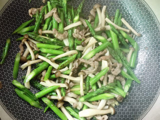 18、芦笋炒肉片,放白胡椒粉