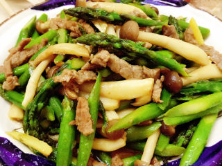 20、芦笋炒肉片,拌匀装盘