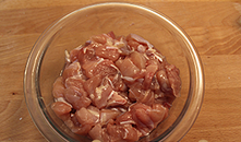 1、重庆辣子鸡,将鸡腿肉去骨，切成丁