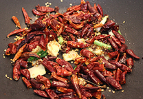 8、重庆辣子鸡,炒香后加入花椒、干辣椒