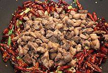 9、重庆辣子鸡,炒出辣味后放入炸好吸好油的鸡肉丁，迅速翻炒几下即可出锅
