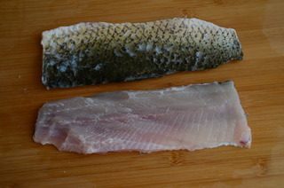 3、酸菜鱼,将鱼腩切下来