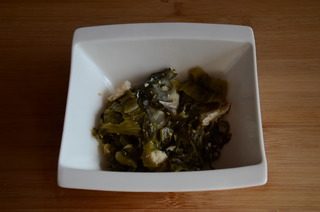 13、酸菜鱼,将酸菜和鱼骨全捞出来，铺在碗底