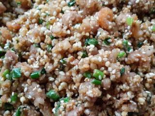 1、家乡茶果,1锅里加花生油，加入猪肉碎大火炒熟，转中火再加入花生碎然后调味，最后加入芝麻和葱花，馅就做好了。