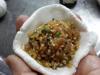 3、家乡茶果,3将面团分成小面团压扁包入馅，像做汤圆一样做成小圆球。