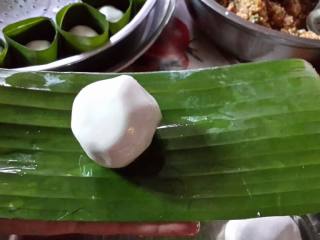 4、家乡茶果,4用芭蕉叶裹住小圆球，茶果就完成了。