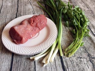 1、手工白丸子,准备食材