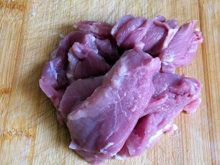 3、手工白丸子,里脊肉洗净,切成大块