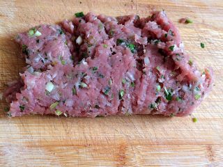 5、手工白丸子,馅料剁均匀,加盐调味