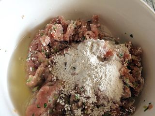 6、手工白丸子,剁好的馅加两勺红薯淀粉,一个蛋清