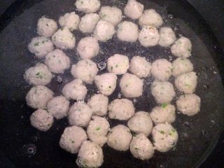 9、手工白丸子,锅里加水,烧开后转小火,下入丸子煮,火太大的话丸子会散开,等到丸子定型后转中火
