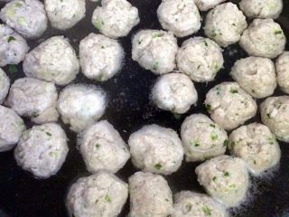 10、手工白丸子,等到所有的丸子都漂浮起来即可