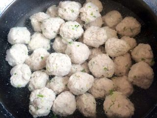 11、手工白丸子,煮好的丸子浸在凉水里