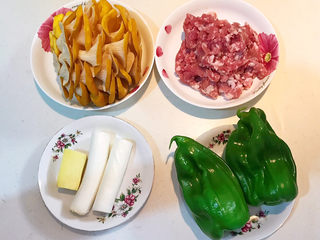 1、冬至美食  黄蘑猪肉馅水饺,准备食材：黄蘑，猪肉馅，青椒，鲜姜，大葱