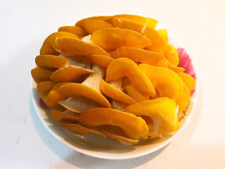 2、冬至美食  黄蘑猪肉馅水饺,非常新鲜的黄蘑