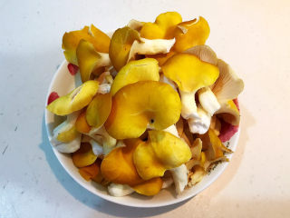 3、冬至美食  黄蘑猪肉馅水饺,把黄蘑撕成小片，用冷水冲洗干净