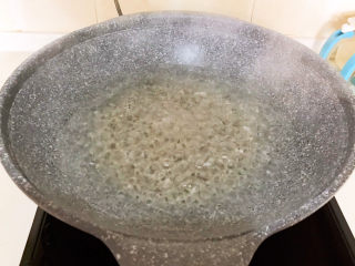 4、冬至美食  黄蘑猪肉馅水饺,锅里加入冷水烧开