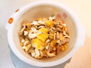 6、冬至美食  黄蘑猪肉馅水饺,把焯好的黄蘑捞出来，用冷水过凉，攥干水份