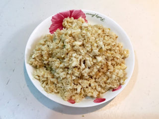 7、冬至美食  黄蘑猪肉馅水饺,把焯好的黄蘑切成末