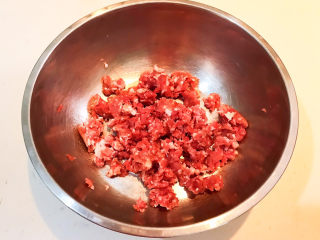 10、冬至美食  黄蘑猪肉馅水饺,把猪肉馅放入一个大一点的盆里