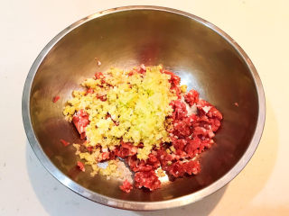 11、冬至美食  黄蘑猪肉馅水饺,加入葱姜末