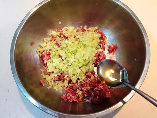 12、冬至美食  黄蘑猪肉馅水饺,加入料酒