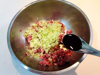 13、冬至美食  黄蘑猪肉馅水饺,加入生抽