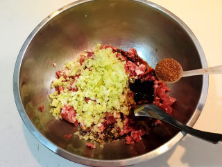 15、冬至美食  黄蘑猪肉馅水饺,加入花椒粉