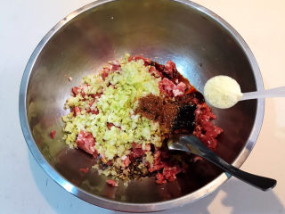 16、冬至美食  黄蘑猪肉馅水饺,加入鸡精