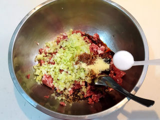 17、冬至美食  黄蘑猪肉馅水饺,加入精盐