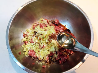 18、冬至美食  黄蘑猪肉馅水饺,加入玉米油