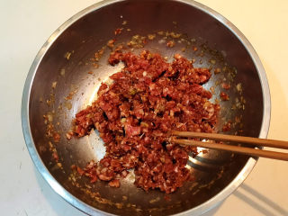 19、冬至美食  黄蘑猪肉馅水饺,顺着一个方向调匀