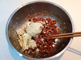 20、冬至美食  黄蘑猪肉馅水饺,加入黄蘑