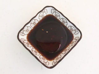 24、冬至美食  黄蘑猪肉馅水饺,调制蘸汁：小盘里加入淡味酱油，加入陈醋，加入芝麻油和红辣油，调匀即可