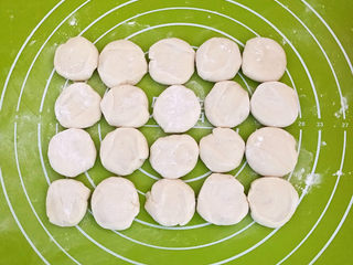 30、冬至美食  黄蘑猪肉馅水饺,把面分成小面块，揉圆后压扁