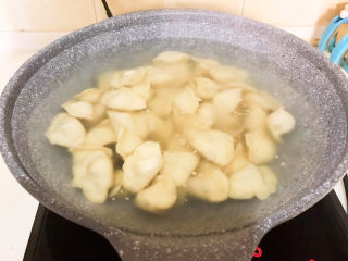 36、冬至美食  黄蘑猪肉馅水饺,烧开后加入水饺