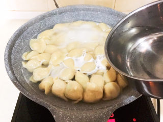 39、冬至美食  黄蘑猪肉馅水饺,在锅里加入100ml冷水