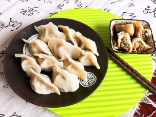 46、冬至美食  黄蘑猪肉馅水饺,黄蘑猪肉馅水饺可以吃了，这是一道非常独特的水饺，饺子皮筋道，馅料鲜美，味道美极了~