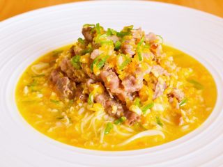 15、金针酸汤肥牛,倒入汤汁，撒上葱花即可。