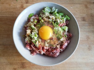 5、锦卤馄饨——《风味人间》复刻版,在肉糜中加入葱姜末，适量盐鸡精和十三香粉，再加入一勺味极鲜酱油和一点香油，磕入一个鸡蛋。