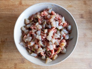 7、锦卤馄饨——《风味人间》复刻版,然后把虾仁切成小丁，加入搅拌好的肉馅中。